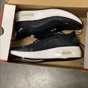 Unisex Nike’s like new, WOMENS 11.5 MENS 10